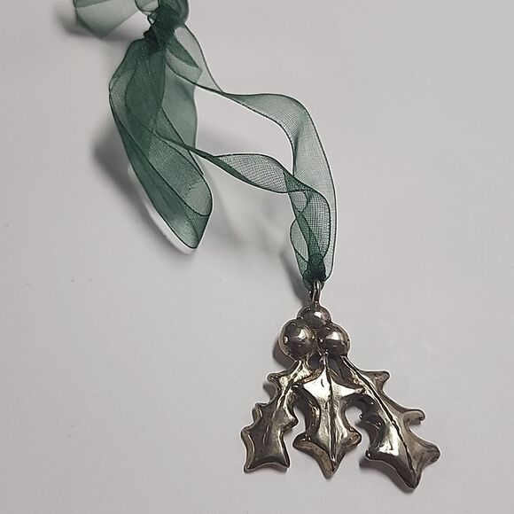 Holly Charm Ornament Pendant Charm Christmas - Picture 1 of 3